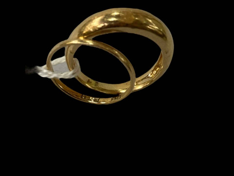 18 carat gold band ring and unmarked ring (2).