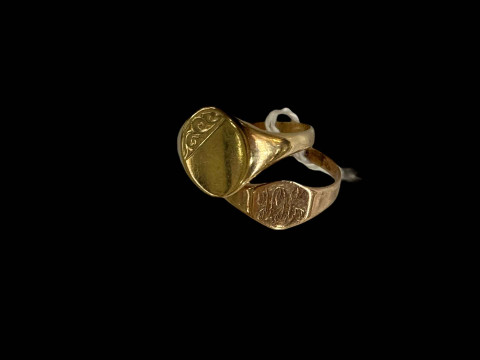 Two 9 carat gold rings.