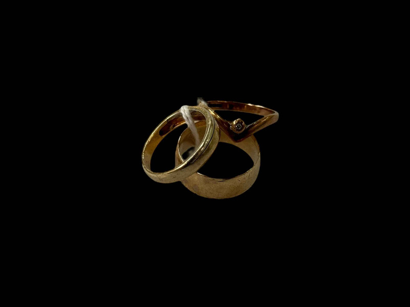 Two 9 carat gold rings and one unmarked ring (3).