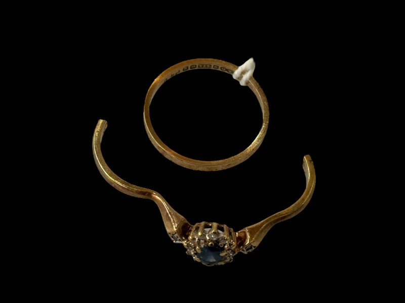 9 carat gold band ring and 9 carat gold cluster ring, broken (2).