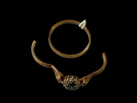 9 carat gold band ring and 9 carat gold cluster ring, broken (2).