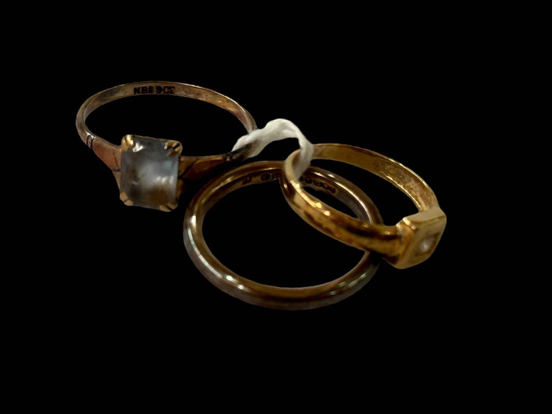 Two 9 carat gold rings and one unmarked gold ring, two gem set (3).