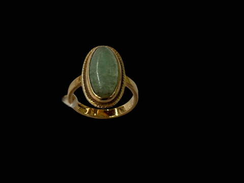 9 carat gold green stone ring, size M.
