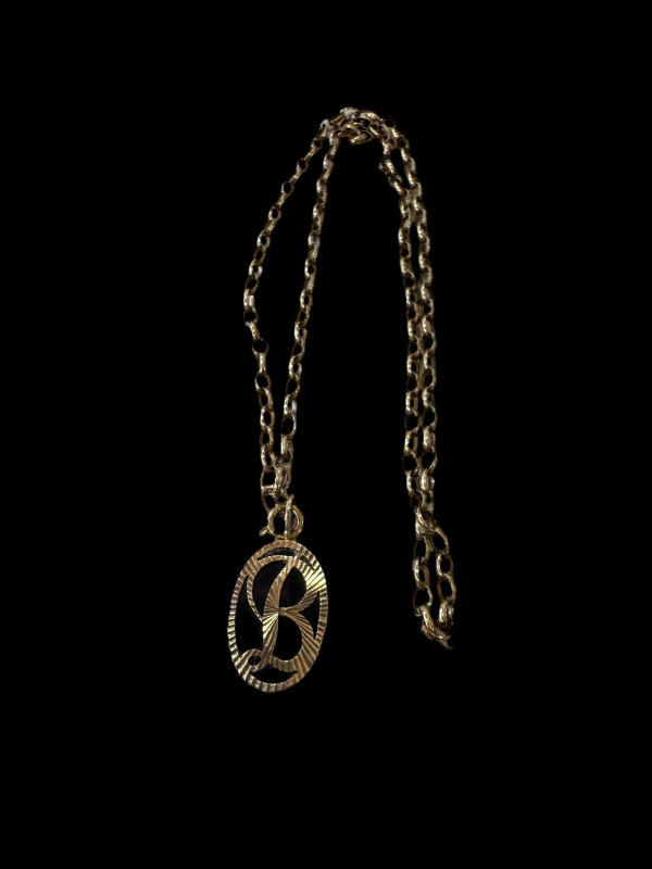 9 carat gold chain necklace with 'B' pendant.