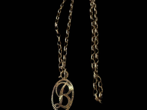 9 carat gold chain necklace with 'B' pendant.