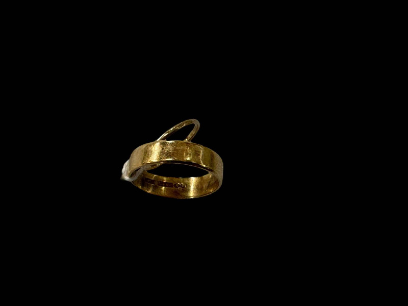 18 carat gold wedding band and tiny gold band ring (2).
