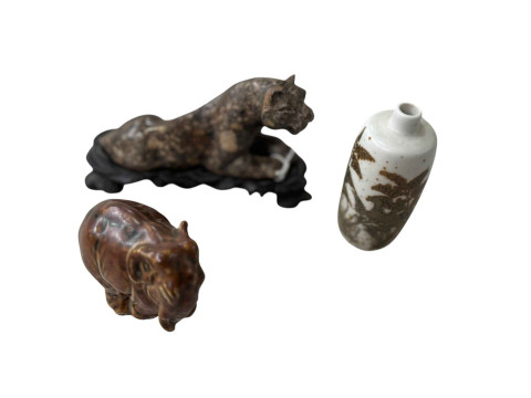 Agate/stone lion on stand, 12.5cm length, with tiny Royal Copenhagen elephant...