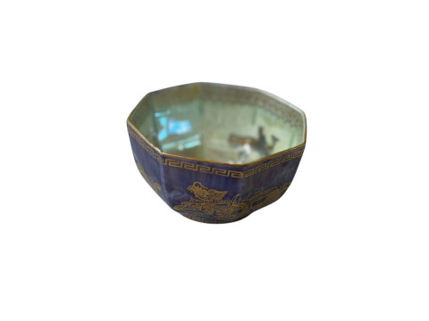 Wedgwood octagonal lustre bowl, 11cm across.