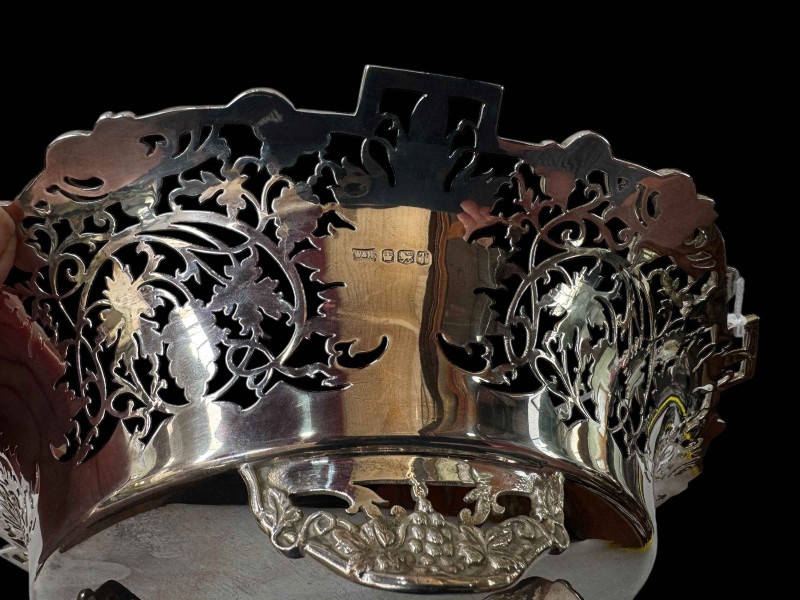 Walker & Hall silver fruit bowl having pierced vine decoration on three vine feet, Sheffield 1961, 28cm diameter.