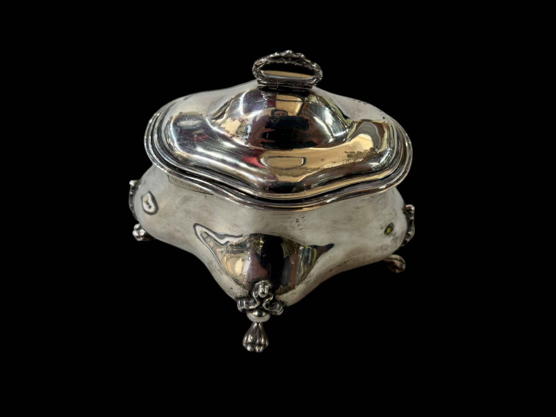 Chester hallmarked silver lidded box with gilt interior, 1910.