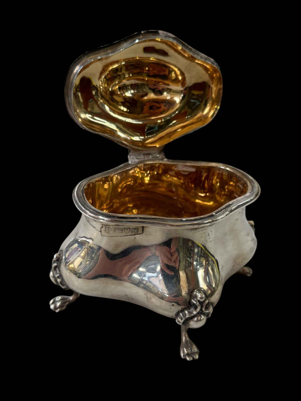 Chester hallmarked silver lidded box with gilt interior, 1910.