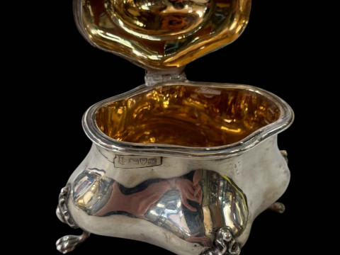 Chester hallmarked silver lidded box with gilt interior, 1910. thumbnail