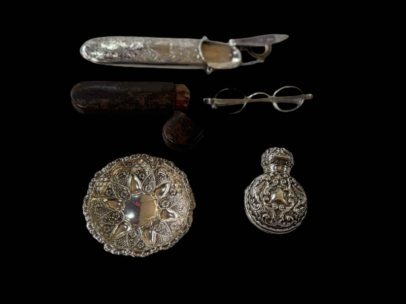 Late Victorian silver embossed scent bottle holder with bottle, Birmingham 1897, silver spectacle case, Birmingham 1909, silver spectacles, and small silver dish (4).