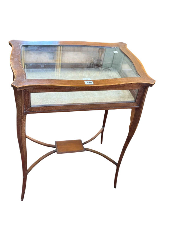 Edwardian mahogany and line inlaid bijouterie table of serpentine form on slender legs joined by scrolled stretchers, 71.5cm by 57cm by 38.5cm.