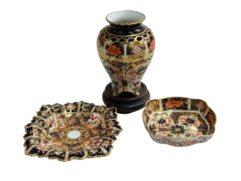 Royal Crown Derby Imari tea set comprising twelve cups, saucers and plates, sugar and cream, cake plate, small vase and two pin dishes, 42 pieces.