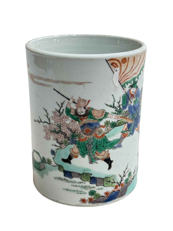 Chinese famille rose brush pot with warriors decoration, 15cm.