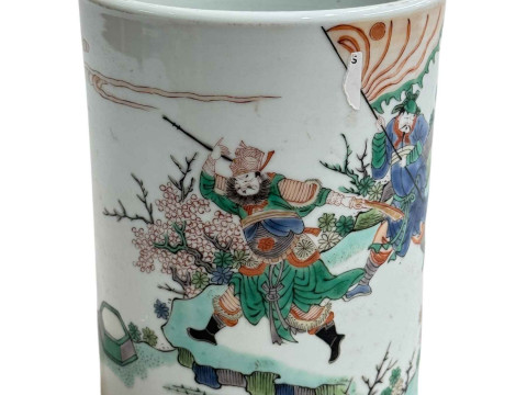 Chinese famille rose brush pot with warriors decoration, 15cm.