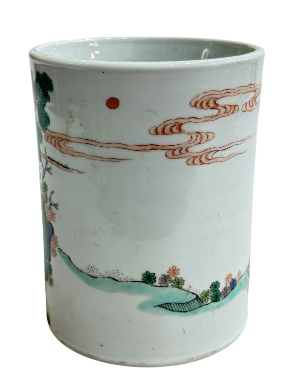 Chinese famille rose brush pot with warriors decoration, 15cm.