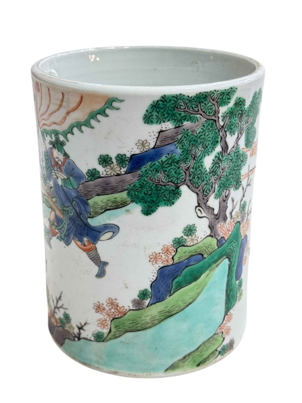 Chinese famille rose brush pot with warriors decoration, 15cm.