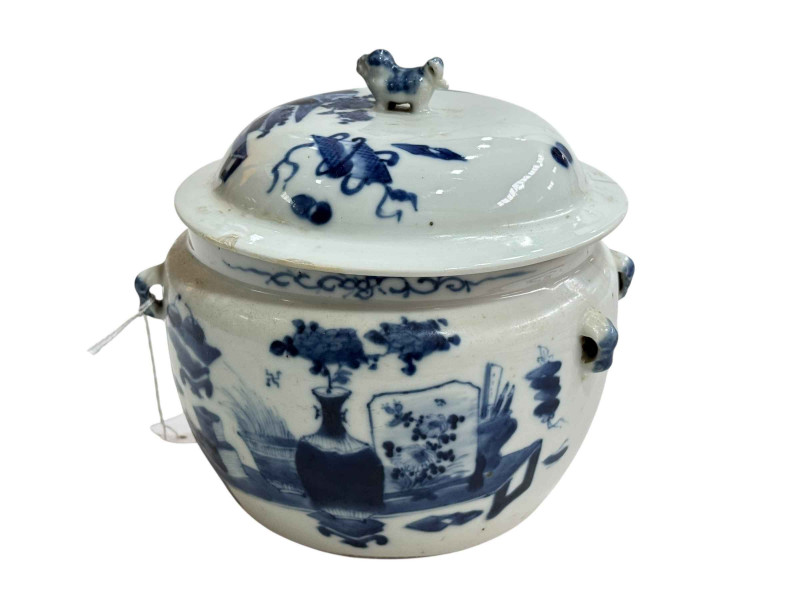 Chinese blue and white lidded pot, 15cm.