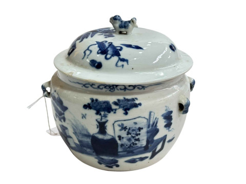Chinese blue and white lidded pot, 15cm. thumbnail
