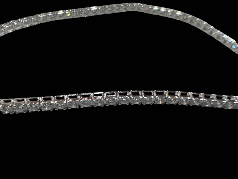18 carat white gold diamond tennis bracelet, total diamond content 2.52 carats, 17.5cm long.