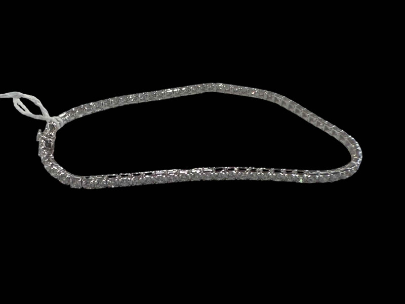 18 carat white gold diamond tennis bracelet, total diamond content 2.52 carats, 17.5cm long.