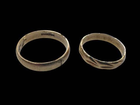 Two 9 carat gold band rings.