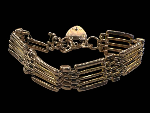 9 carat gold gate bracelet, broken.
