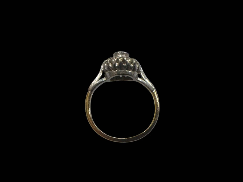 Diamond cluster 18 carat gold ring, size I.