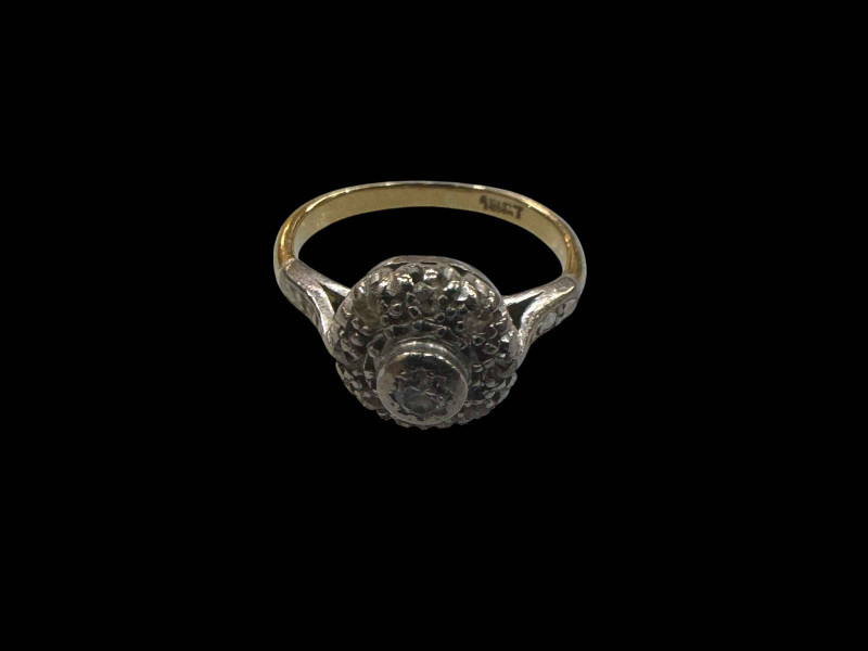 Diamond cluster 18 carat gold ring, size I.