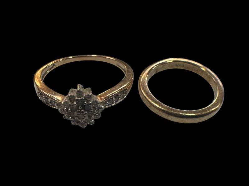 Diamond cluster ring and 9 carat gold band ring (2).