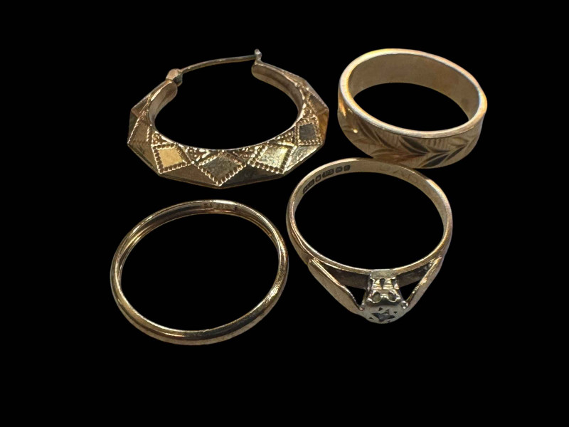 9 carat gold band ring and gem set ring, unmarked ring and single earring (4).