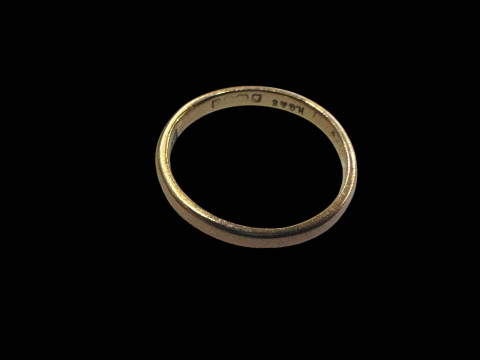 18 carat gold band ring.