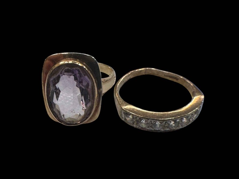 9 carat gold and amethyst ring, and 9 carat gold gem set ring (2).