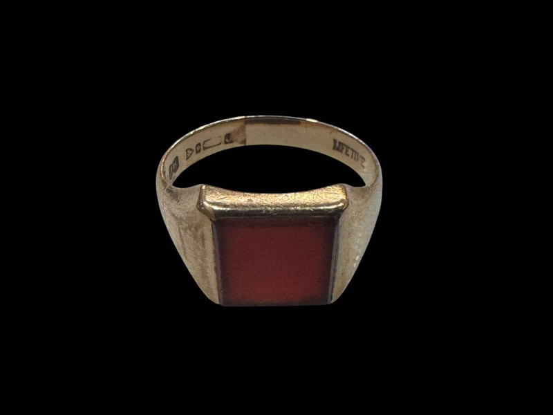 Gents 9 carat gold signet ring.