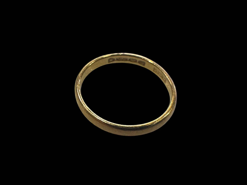 22 carat gold band ring.