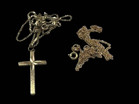 9 carat gold cross pendant with chain, and fine 9 carat gold chain (2).