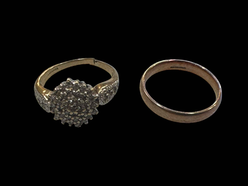 9 carat gold gem set cut ring, and 9 carat gold band ring (2).
