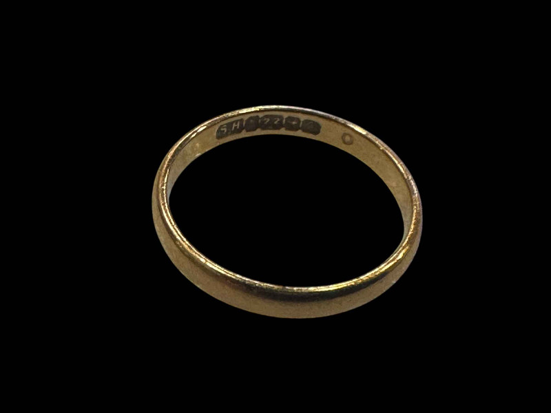 22 carat gold band ring.
