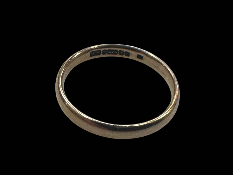 9 carat gold band ring.