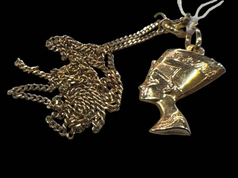 9 carat gold Nefertiti pendant with broken chain.