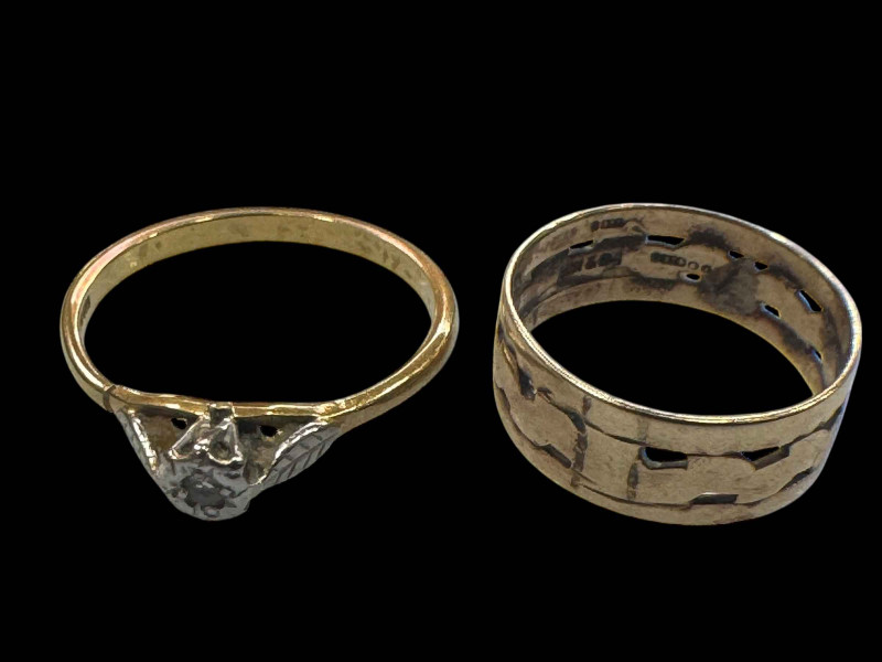 18 carat gold and diamond illusion set ring, and 9 carat gold band ring (2).