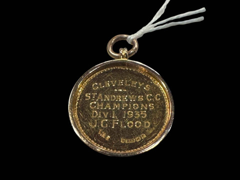 9 carat gold 1935 cricket league medal. thumbnail