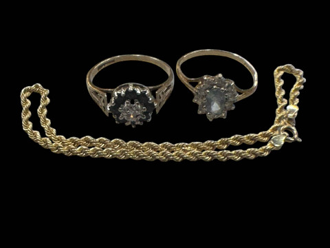 Two 9 carat gold gem set rings and 9 carat gold rope twist bracelet (3).