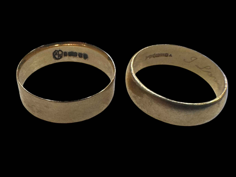 Two 9 carat gold wedding bands.