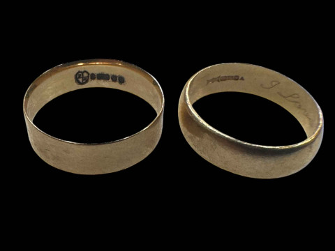 Two 9 carat gold wedding bands.