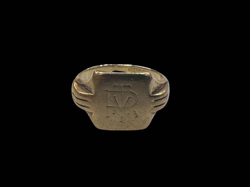 9 carat gold gents signet ring.