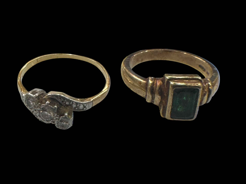 Diamond three stone gold ring and 9 carat gold green stone ring (2).