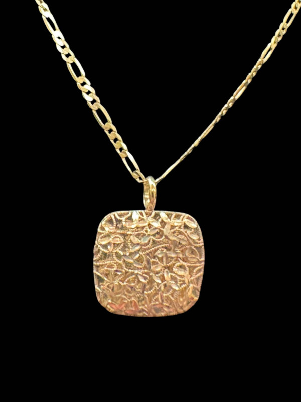 9 carat gold pierced pendant and chain.